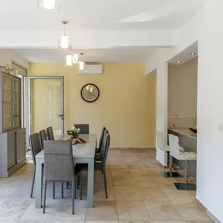 Villa Marie -pool - Garden-close To -parking *