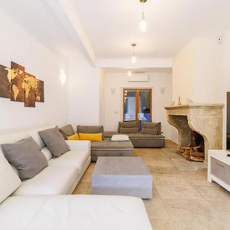 Marie -pool - Garden-close To -parking Villa