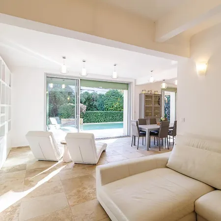 Villa Marie -pool - Garden-close To -parking *