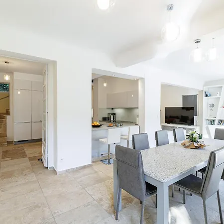 Marie -pool - Garden-close To -parking *